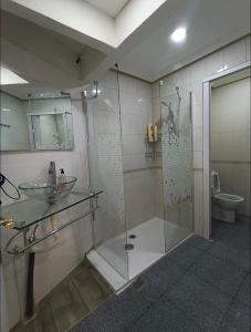 Ένα μπάνιο στο Plaza Mayor GuestHouse