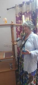 MohaliVintage homes的一位年纪较大的妇女,和婴儿一起站在她的怀抱中