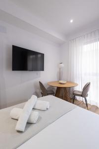 TV a/nebo společenská místnost v ubytování Lôla Suites by Concept Flats + 37 fotografií