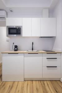 Kuchyň nebo kuchyňský kout v ubytování Lôla Suites by Concept Flats