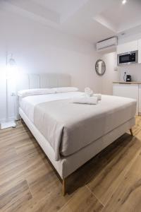 Postel nebo postele na pokoji v ubytování Lôla Suites by Concept Flats