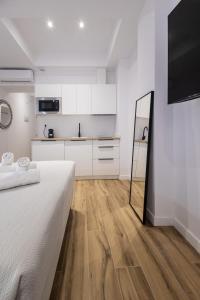 Kuchyň nebo kuchyňský kout v ubytování Lôla Suites by Concept Flats