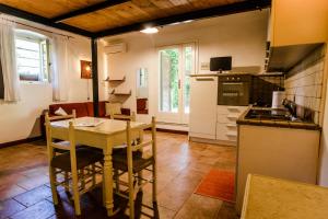 kuchnia ze stołem i jadalnią w obiekcie Agriturismo Serignano alle Rocchette w mieście Castiglione della Pescaia