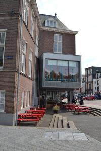 un edificio con bancos rojos frente a un edificio en LABnul50 Groningen, en Groninga