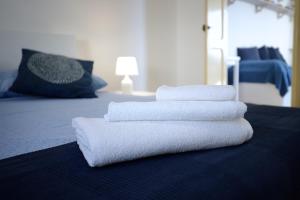 Giường trong phòng chung tại Blue Sunrise Casa vacanze Castro - Salento +54 ảnh