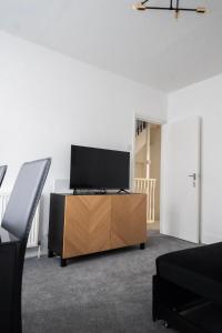 Μια τηλεόραση ή/και κέντρο ψυχαγωγίας στο Bright 2-Bed Flat with Skylight attic Room
