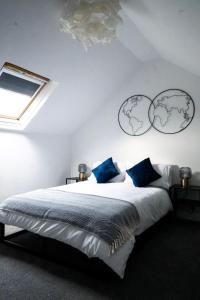 Ένα ή περισσότερα κρεβάτια σε δωμάτιο στο Bright 2-Bed Flat with Skylight attic Room +4 φωτογραφίες