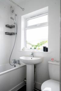 Ένα μπάνιο στο Bright 2-Bed Flat with Skylight attic Room