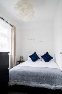 Ένα ή περισσότερα κρεβάτια σε δωμάτιο στο Bright 2-Bed Flat with Skylight attic Room