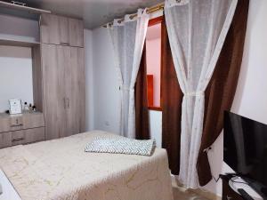 Postel nebo postele na pokoji v ubytování La Casa de Doña Gilma en Pijao