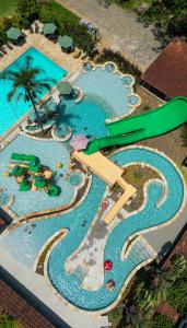 an overhead view of a swimming pool at a resort at Resort Fazenda 3 Pinheiros in Engenheiro Passos
