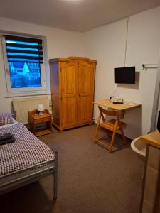 TV a/nebo společenská místnost v ubytování Hotel Garni Krone + 34 fotografií