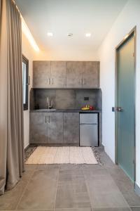 Kuchyň nebo kuchyňský kout v ubytování Olive Green Studios and Apartments