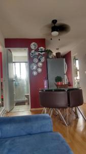 a kitchen with a table and plates on the wall at Acogedor departamento, Zona Norte in San José el Alto
