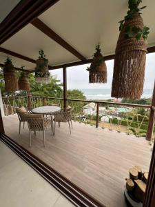 un patio avec une table et des chaises et une vue sur l'océan dans l'établissement Casa Calmar, à Ayampe