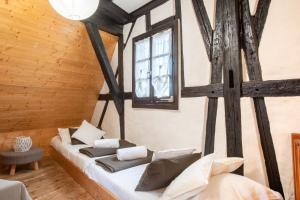 sala de estar con sofá en una habitación con paredes de madera en Gîte "L'Escale du Vignoble" à Ribeauville, en Ribeauvillé