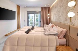 Un dormitorio con una cama grande con almohadas. en Kallimarmaro MM Smart suite by SuperHost Hub, en Atenas 9 fotos más
