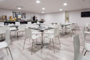 Un restaurante o sitio para comer en Hotel Familia Conde