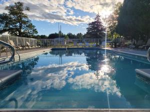 Bazén v ubytování Captain's Inn and Suites nebo v jeho okolí