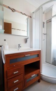 une salle de bain avec lavabo et douche dans l'établissement Apartamentos de playa en Villajuán, à Vilagarcía de Arousa