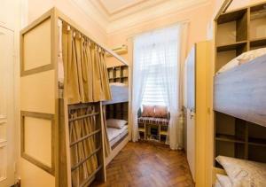 Una pequeña habitación con literas y una ventana. en Hifzavs Hostel, en Baku 5 fotos más