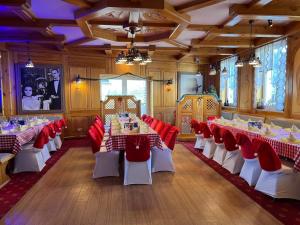 a dining room with tables and red chairs at Hotel Schloßblick Trebsen in Trebsen