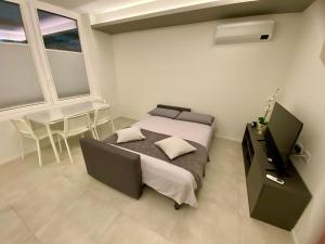 TV a/nebo společenská místnost v ubytování NEW Residenza le Essenze - i 7 Laghi