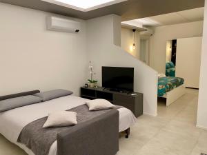 TV a/nebo společenská místnost v ubytování NEW Residenza le Essenze - i 7 Laghi
