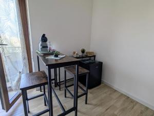 una stanza con tavolo e sedie, tavolo e sgabello di The Palm Leaf ad Alghero