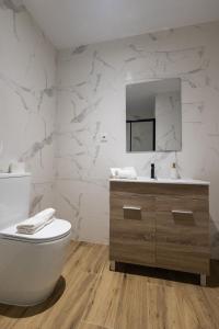 Koupelna v ubytování Lôla Suites by Concept Flats