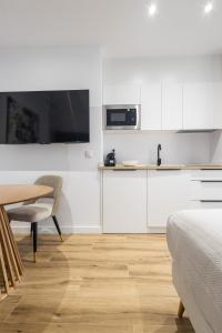 Kuchyň nebo kuchyňský kout v ubytování Lôla Suites by Concept Flats
