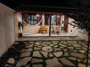 a room with a patio with a table and chairs at Estação Mineira - Casas de temporada in Carrancas