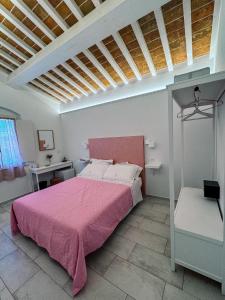 una camera con letto rosa di B&B Piccola Stella a Pisa