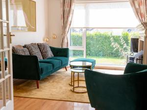 Khu vực ghế ngồi tại Elena Retreats