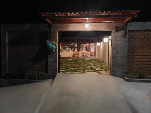 an entrance to a building with a brick wall at Estação Mineira - Casas de temporada in Carrancas