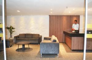 un homme debout au comptoir dans le hall de l'hôtel dans l'établissement Flats Mar Atlântico Residence, à Fortaleza 44 autres photos