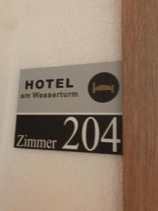 Hotel am Wasserturmに飾ってある許可証、賞状、看板またはその他の書類