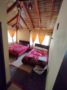 una camera da letto con due letti in una stanza di SOL DE PIEDRA a Papallacta Altre 12 foto