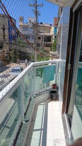 un balcone con ringhiera in vetro su una casa di Apt 2 Qdras da Praia do Pontal Recreio a Rio de Janeiro