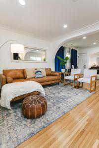 Posezení v ubytování LA Karaoke Fire Pit Ping-Pong Cowboy Pool