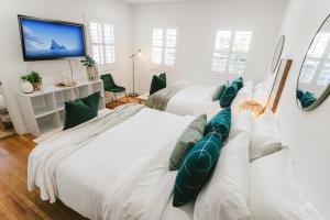 Postel nebo postele na pokoji v ubytování LA Karaoke Fire Pit Ping-Pong Cowboy Pool