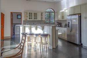 Кухня или мини-кухня в Villa Coral
