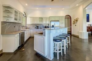 Кухня или мини-кухня в Villa Coral
