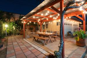 Patio nebo venkovní prostory v ubytování LA Karaoke Fire Pit Ping-Pong Cowboy Pool