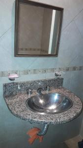 ein Waschbecken im Bad mit Spiegel in der Unterkunft CASA DE CAMPO cerca de rosario in Pueblo Esther + 10 Fotos