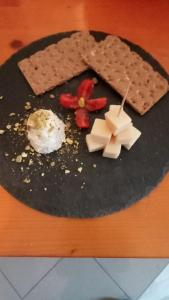タオルミーナにあるBed and Breakfast Josephaのチーズとクラッカーの盛り合わせ