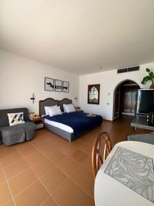 a bedroom with a bed and a couch at Domina Coral Bay Sultan Vista Mare Uno in Banī Ghālib