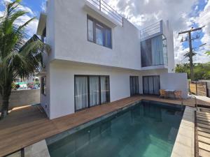 una villa con piscina e una casa di Carlos Villa Poolside a Tamarin