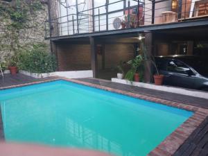 Una gran piscina azul frente a una casa en Loft San Isidro Hipodromo Area Hospital Central, en San Isidro