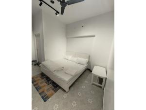 En eller flere senge i et værelse på Hotel O Ramyanika